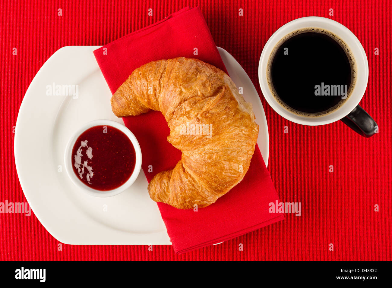 frische Croissants mit Marmelade und Kaffee Stockfoto