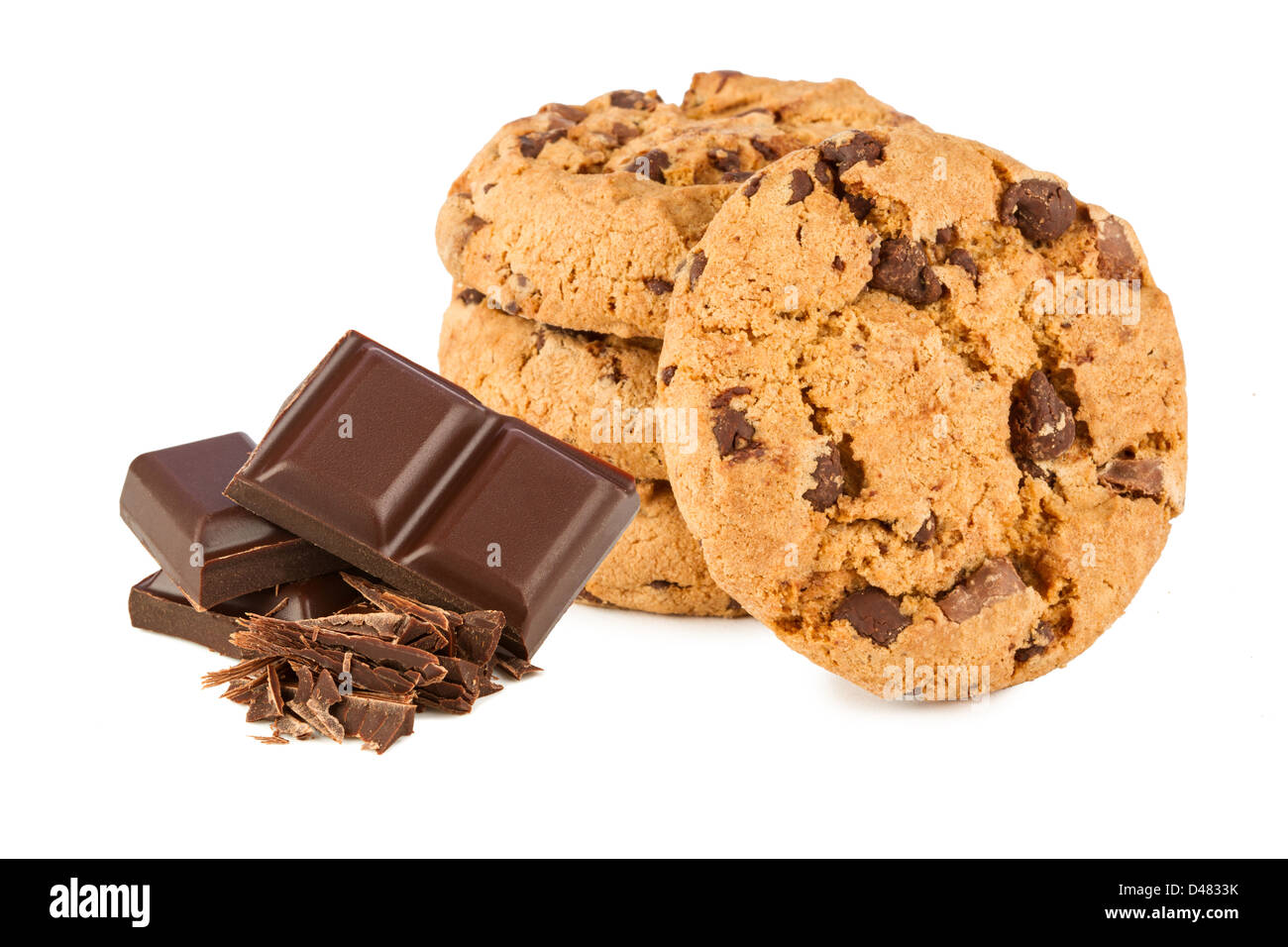 Schokoladen-Cookies mit Schokolade vor weißem Hintergrund Stockfoto