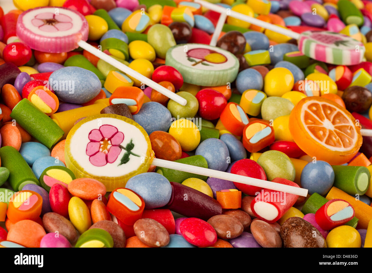 bunten Süßigkeiten auf weißem Hintergrund Stockfoto