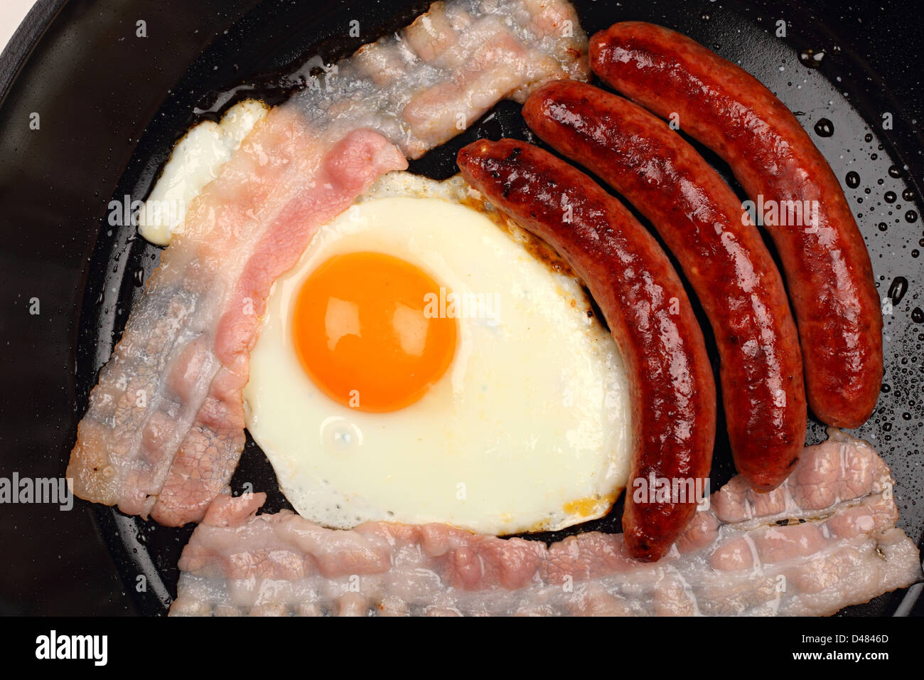 englisches Frühstück kochen in einer Pfanne. Stockfoto