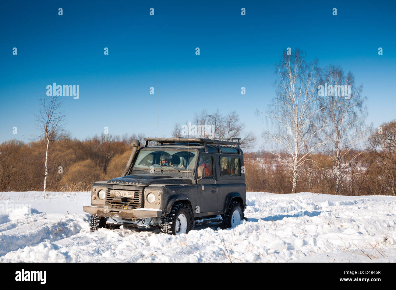 Land Rover Defender 90 Suv vorne auf Hintergrund der russische Winter. Stockfoto