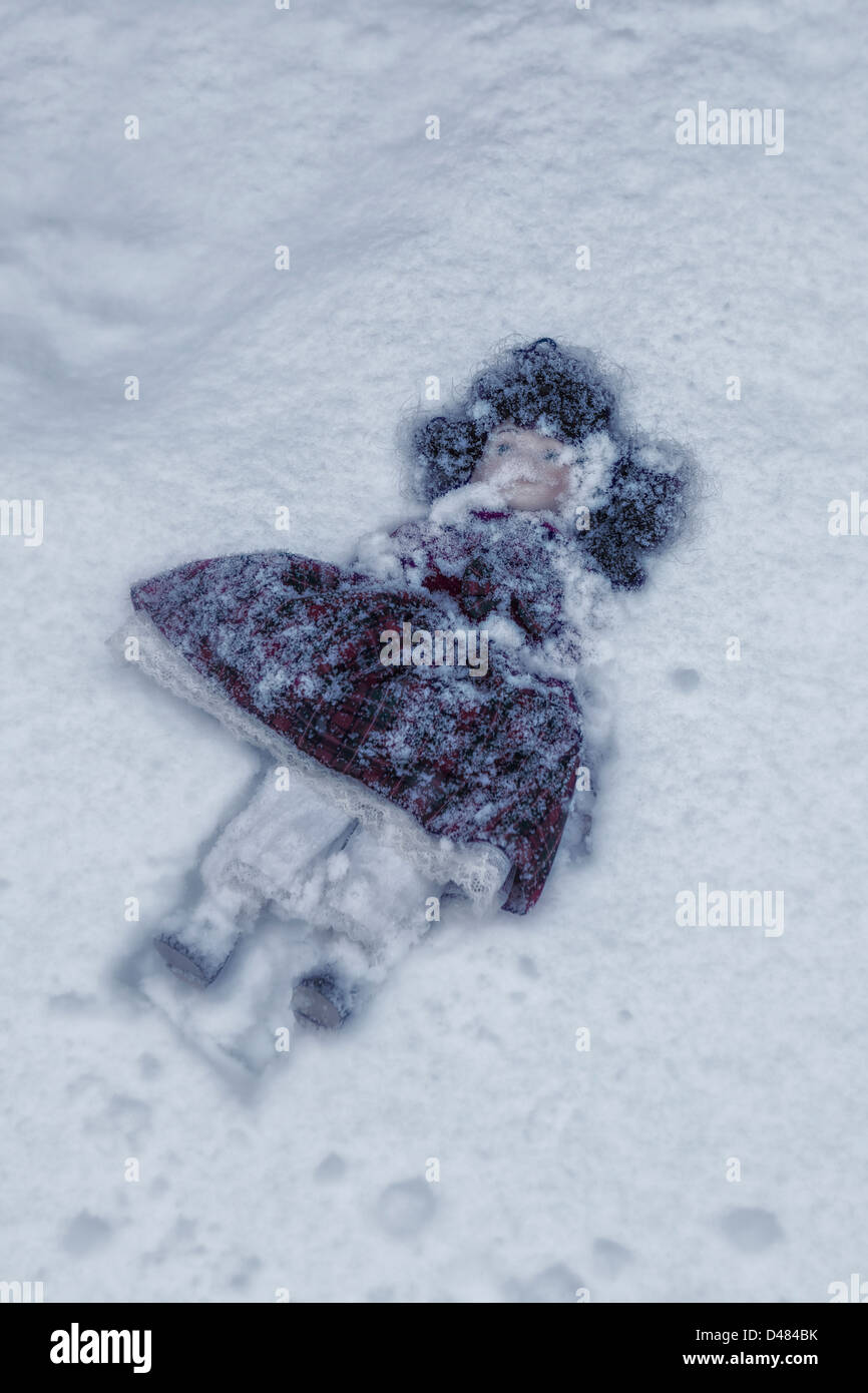 Puppe im Schnee begraben Stockfoto