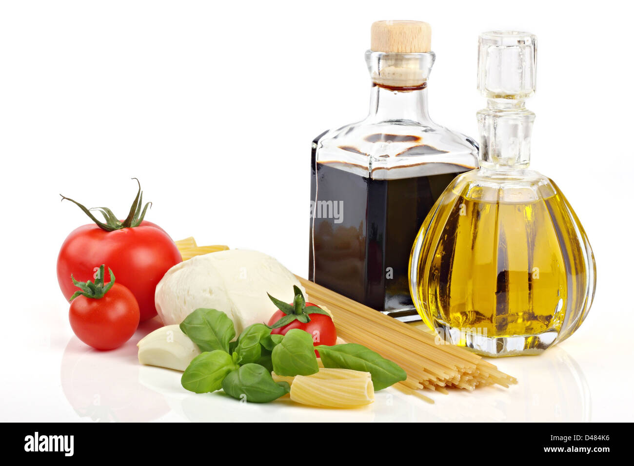 Italienische Küche Zutaten auf einem weißen Hintergrund Stockfoto