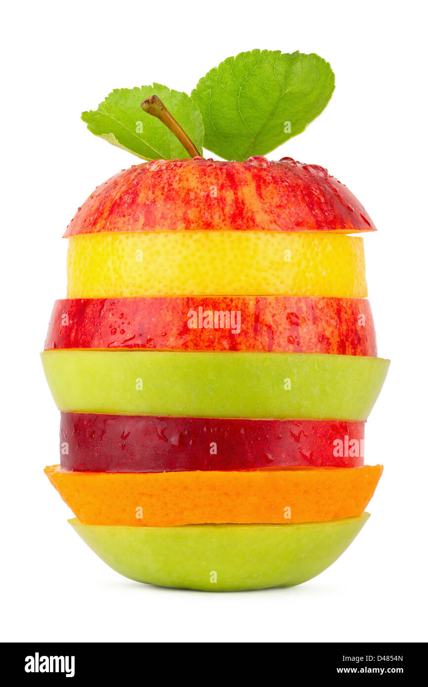 Stapel von verschiedenen FRUCHTSCHEIBEN auf weißem Hintergrund Stockfoto