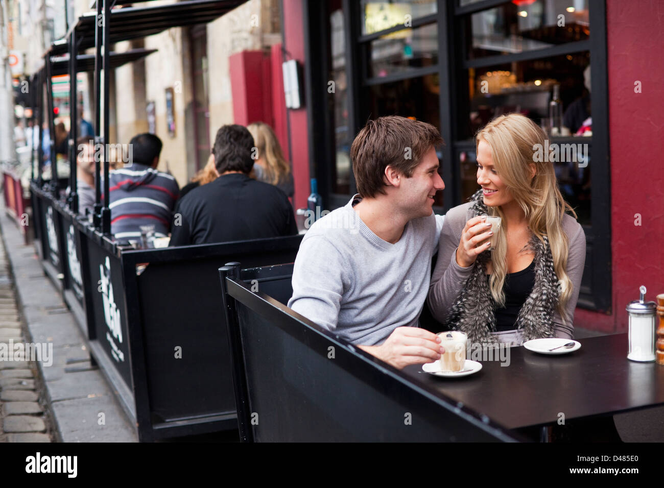 Junges Paar im Café entspannen. Fitzroy, Melbourne, Victoria, Australien Stockfoto