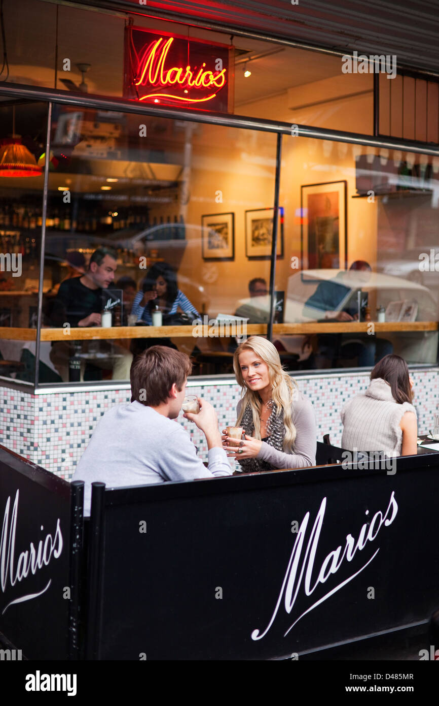 Junges Paar außen Marios Café entspannen. Fitzroy, Melbourne, Victoria, Australien Stockfoto
