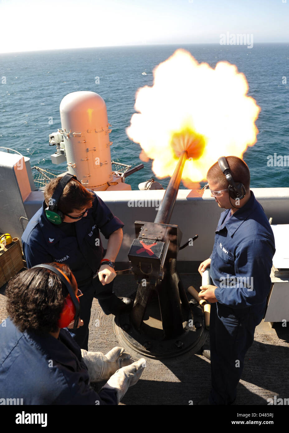 Matrosen testen Feuer, die Kanonen des Schiffes zu salutieren. Stockfoto