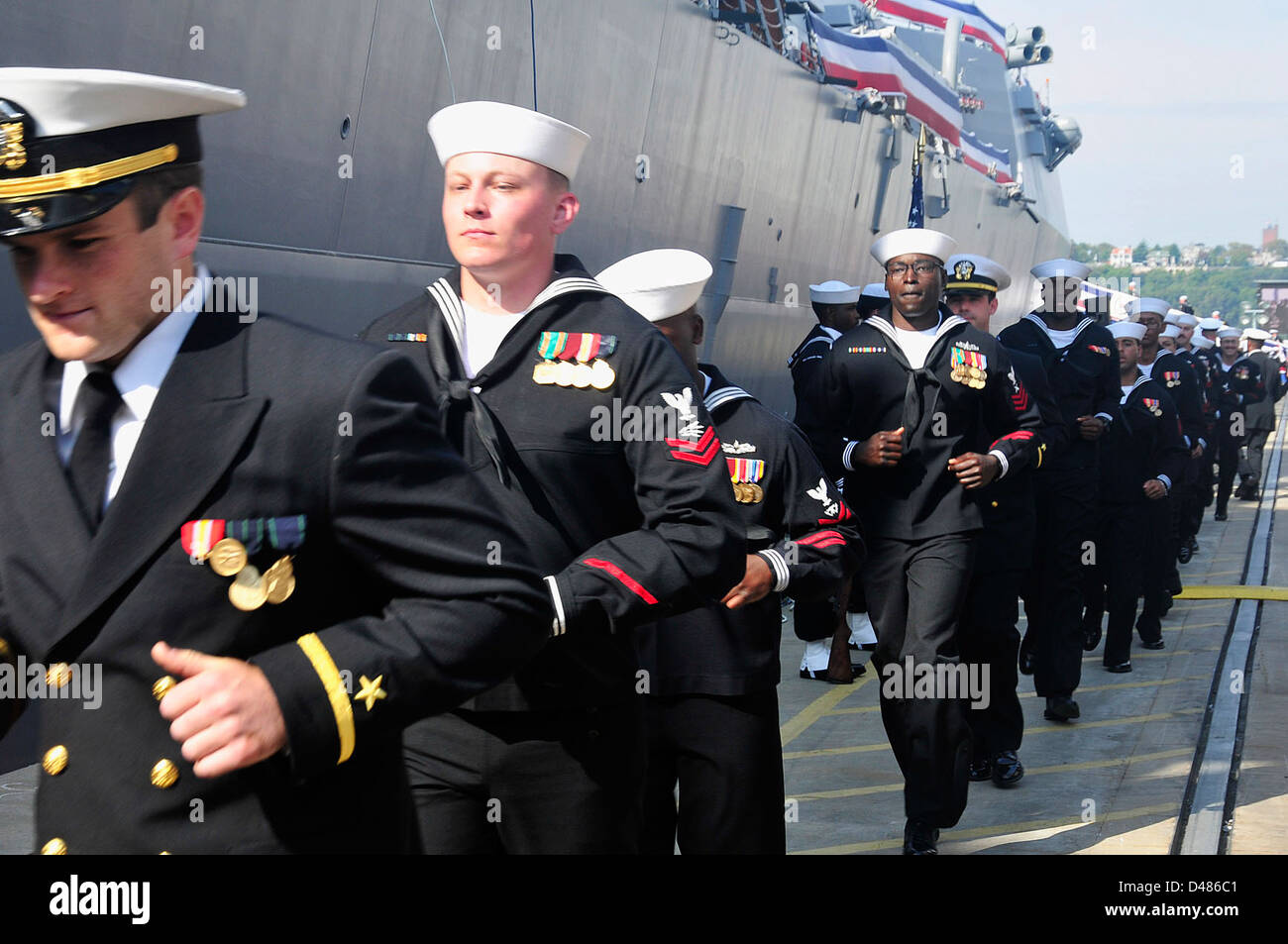 Matrosen führen an Bord USS Michael Murphy. Stockfoto