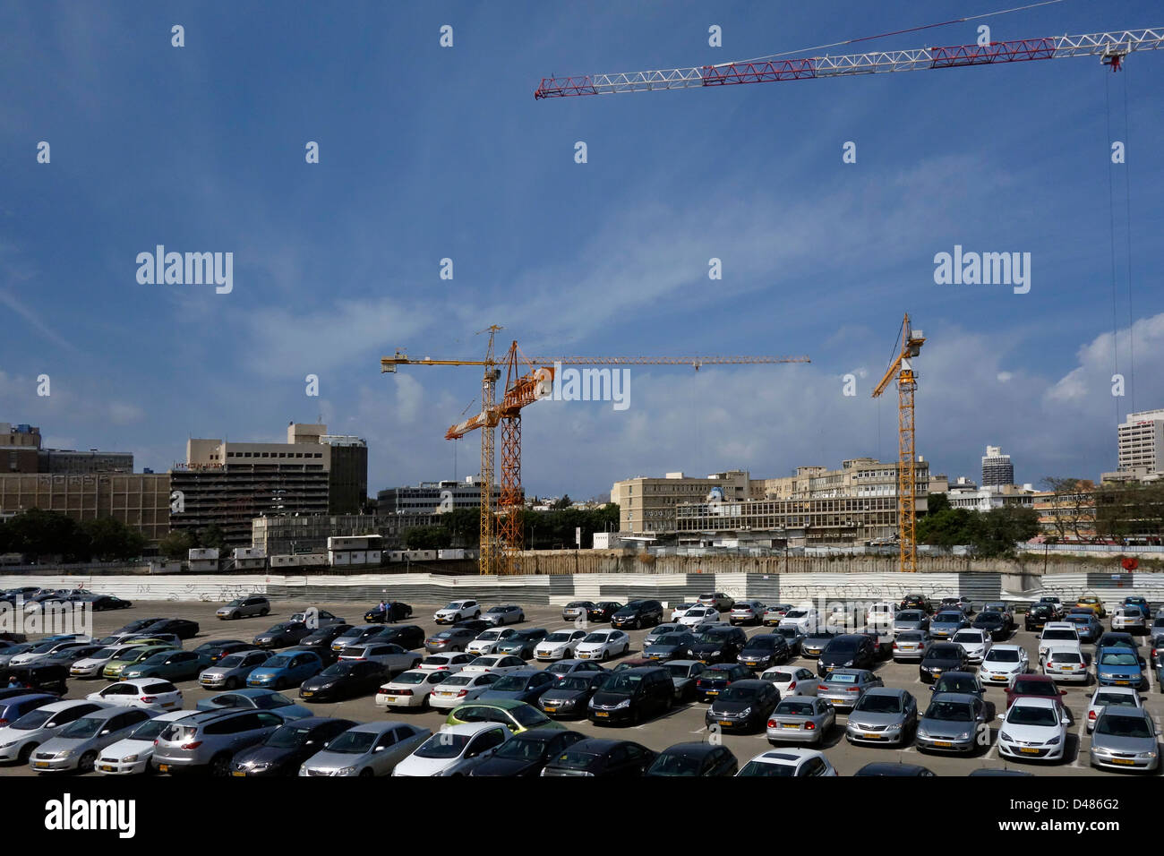 Parkplatz voll belegt mit Privatwagen Tel Aviv Israel Stockfoto