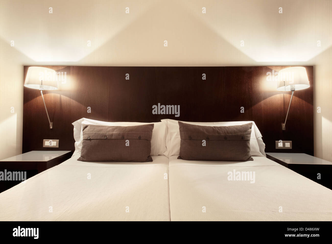 Doppelbett im Schlafzimmer Luxus in der Nacht Stockfoto