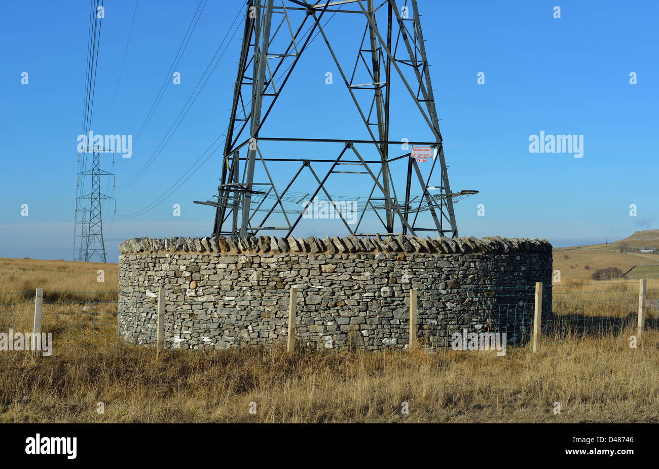 Stein-Gehäuse und Strom macht Kreislinien. B6261, Shap, Cumbria, England, Vereinigtes Königreich, Europa. Stockfoto