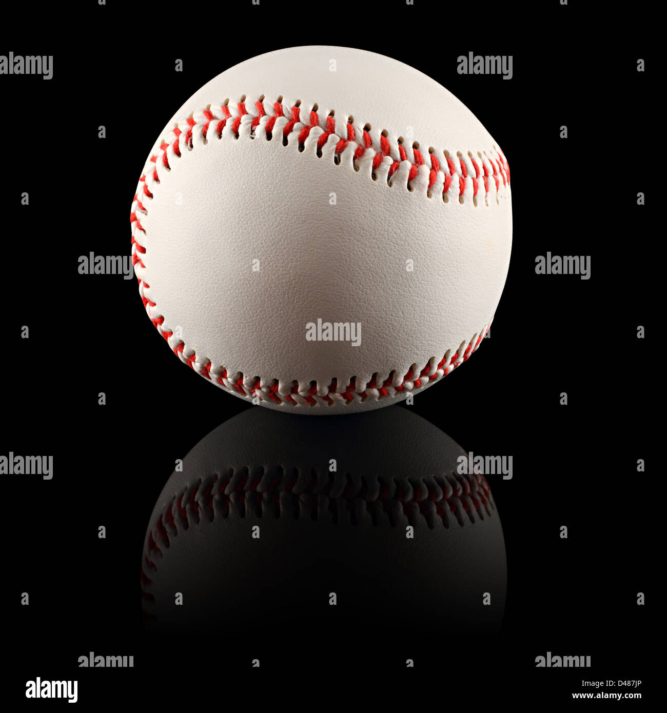 ein Baseball vor schwarzem Hintergrund Stockfoto