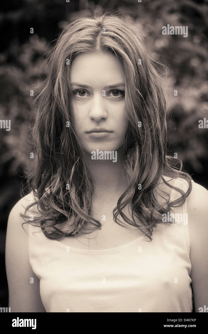 Porträt der nachdenkliche junge Frau im Garten Stockfoto