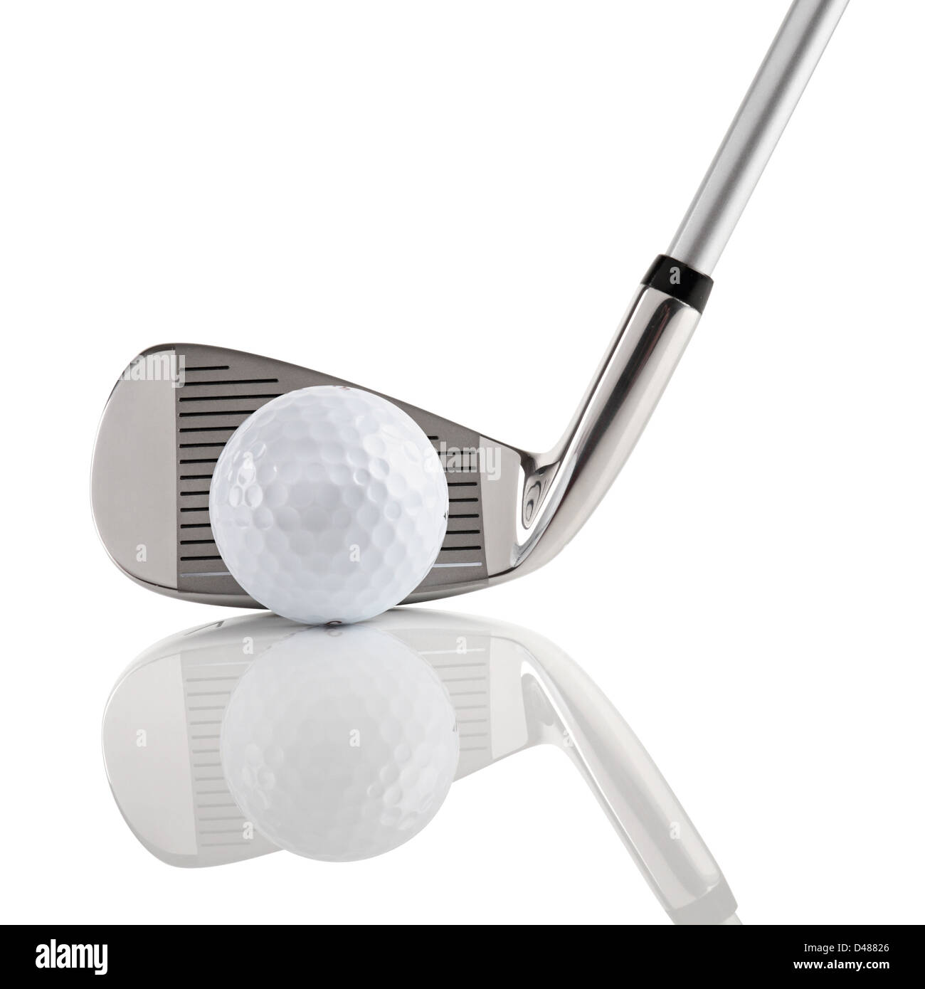 Golfschläger mit Ball auf weißem Hintergrund Stockfoto