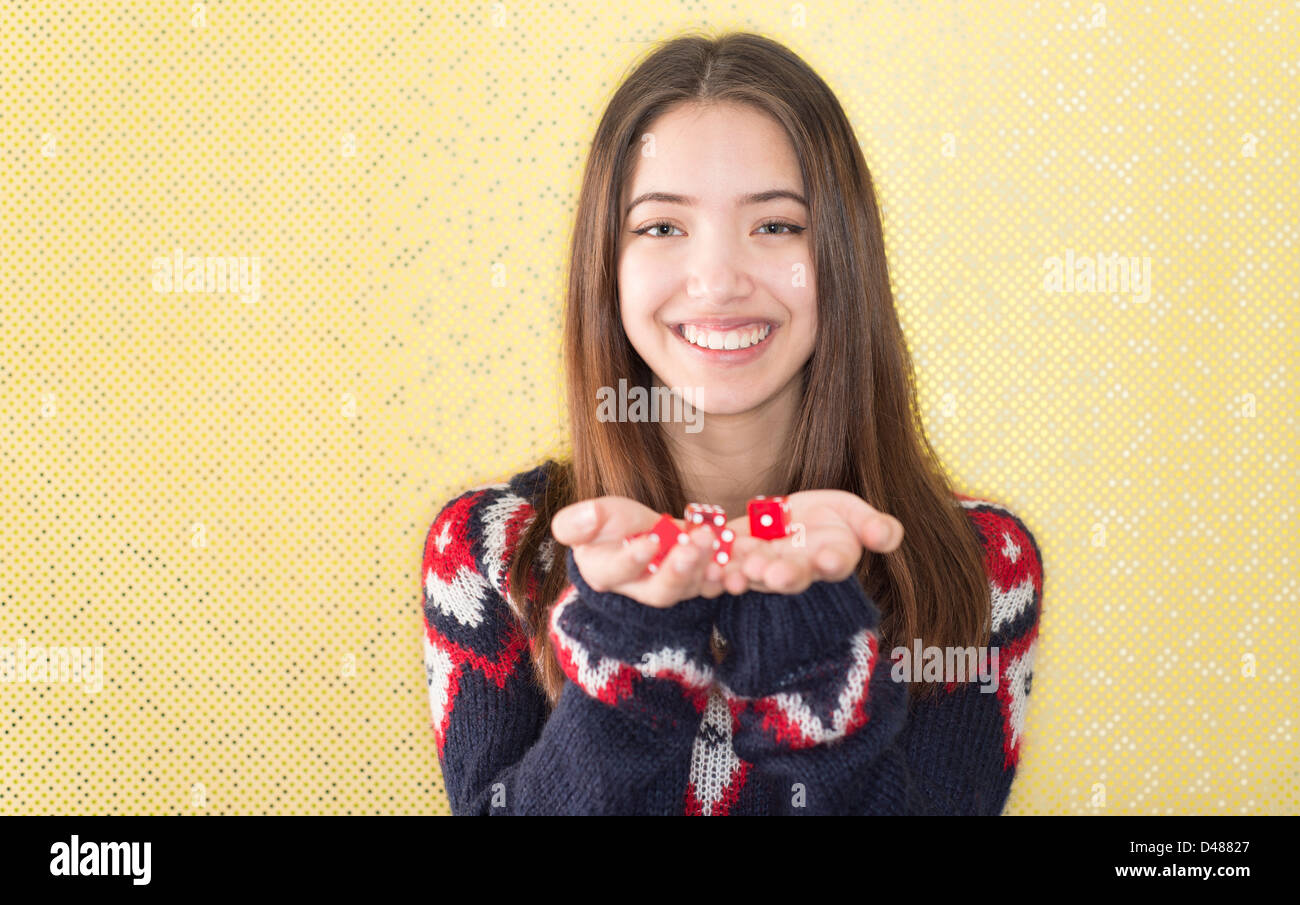 Schöne junge Erwachsene weibliche Casino Würfel in ihren Händen hält Stockfoto