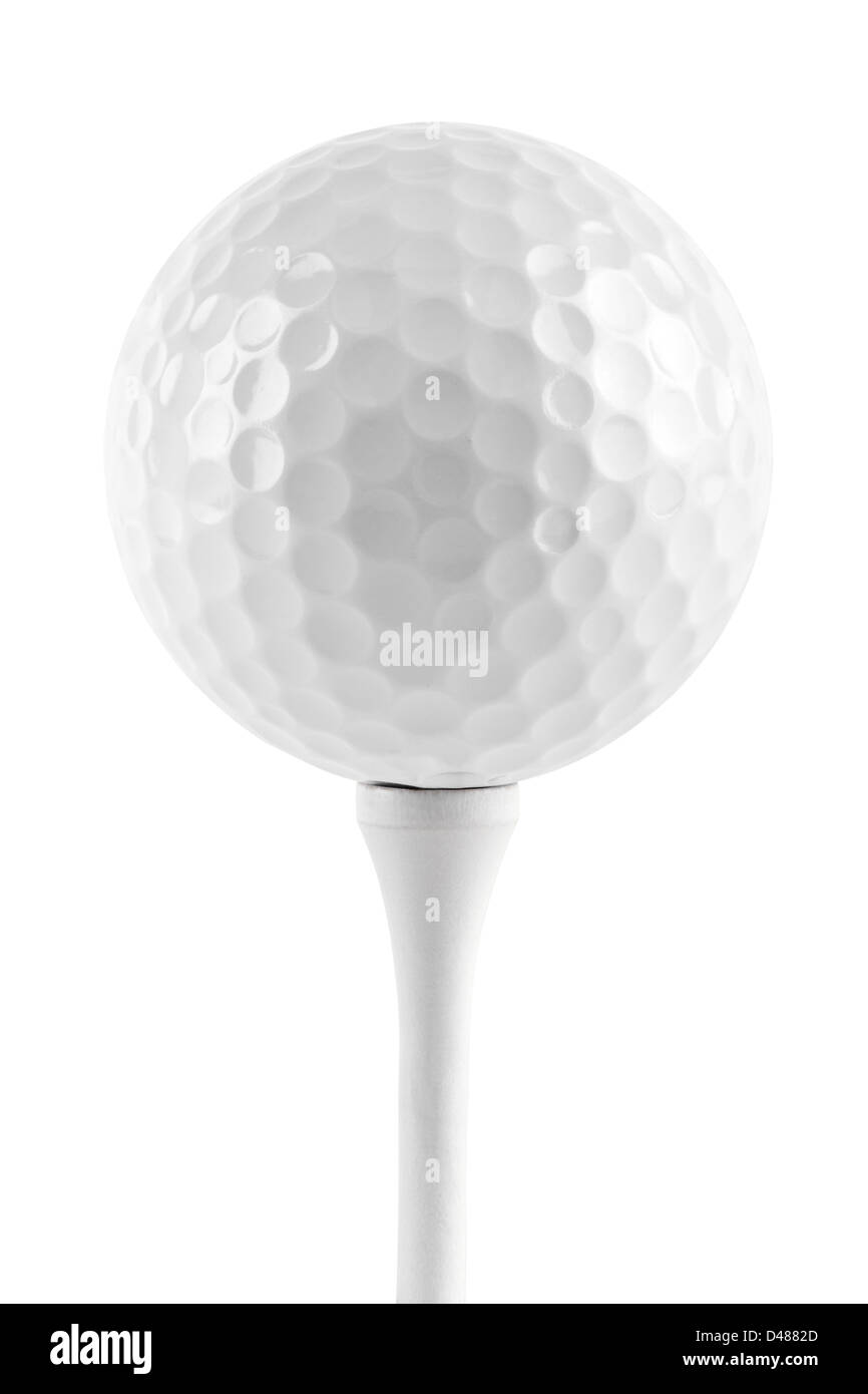 Golfball auf Tee vor weißem Hintergrund Stockfoto