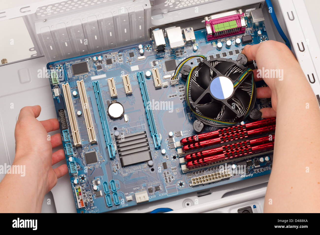 Mainboard Einbau in einem weißen Computergehäuse Stockfoto
