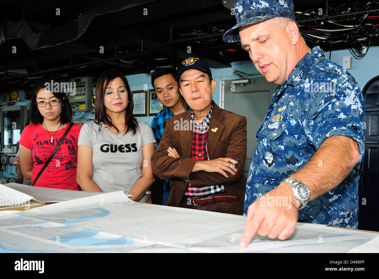 Der Bürgermeister von Olangapo City besucht USS Emory S. Land. Stockfoto