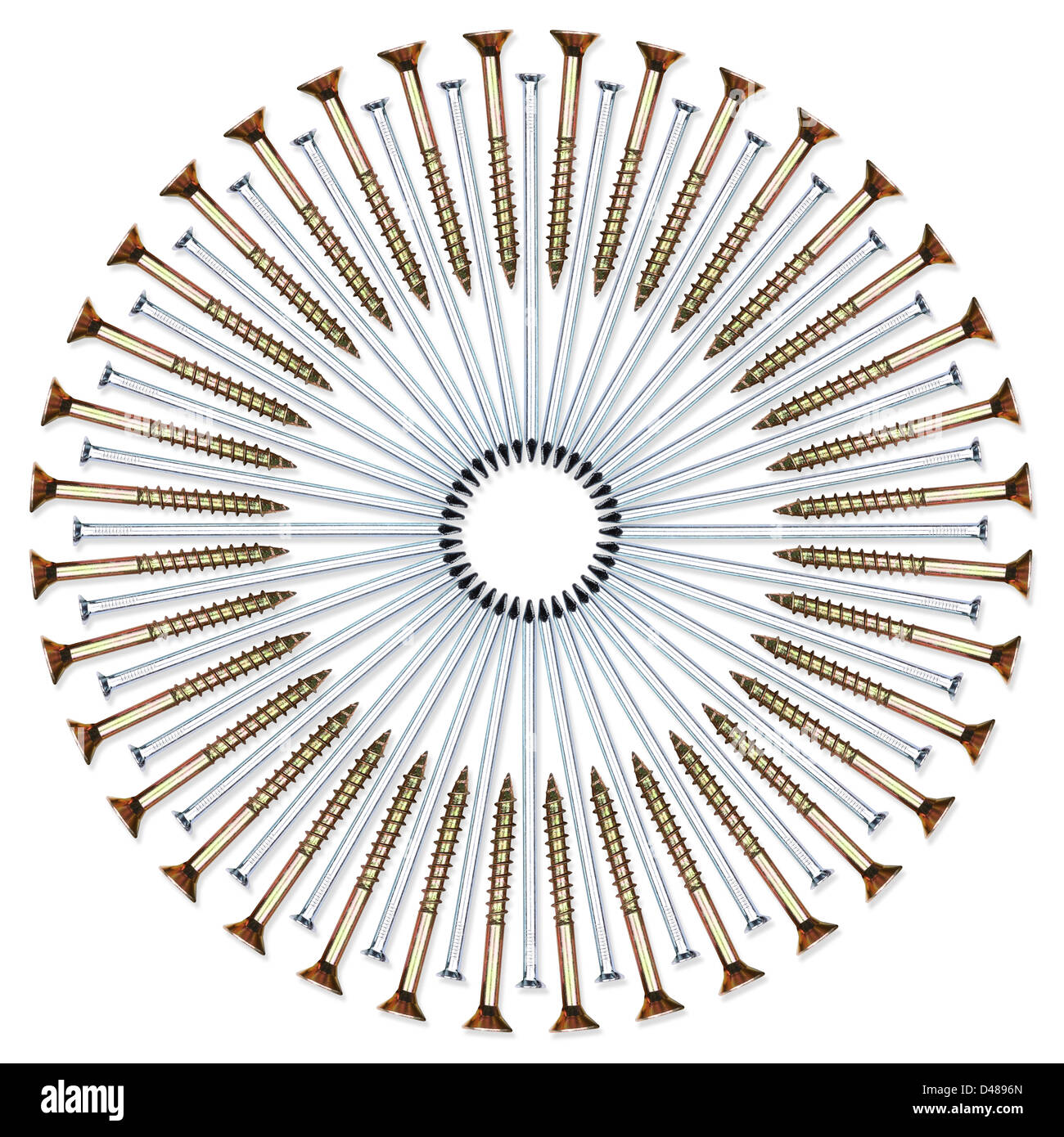 Ein Kreis von silbernen Nägeln und goldenen Schrauben. Stockfoto
