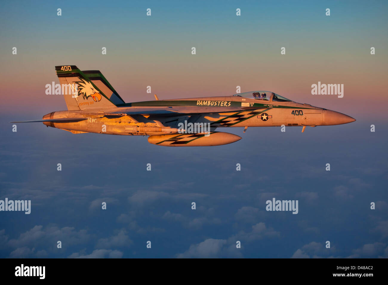 Eine F/A-18E überfliegt das Ostchinesische Meer. Stockfoto