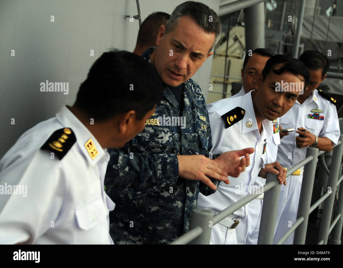 USS Bonhomme Richard beherbergt Myanmar Marineoffiziere. Stockfoto