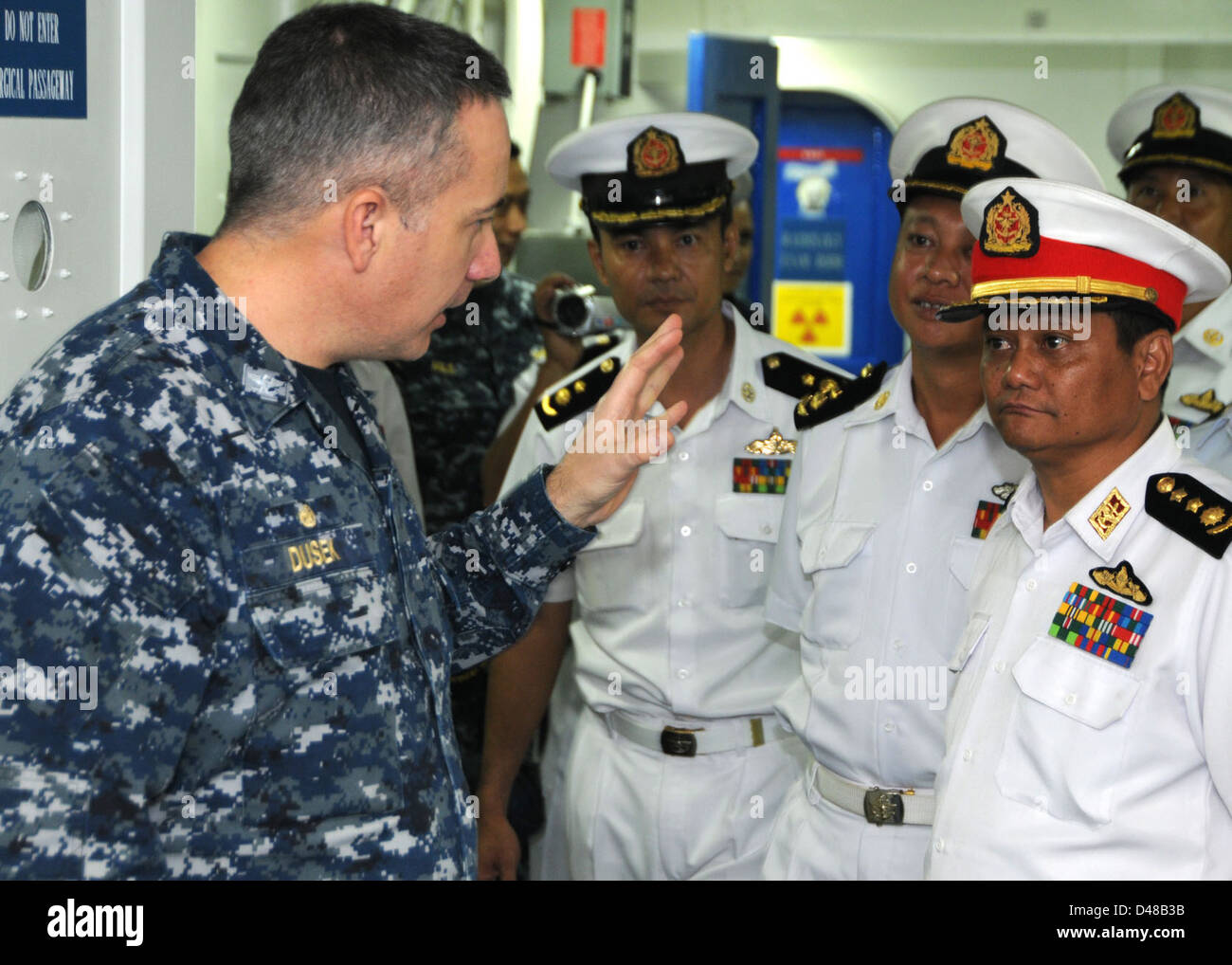 Myanmar-Offiziere tour USS Bonhomme Richard. Stockfoto