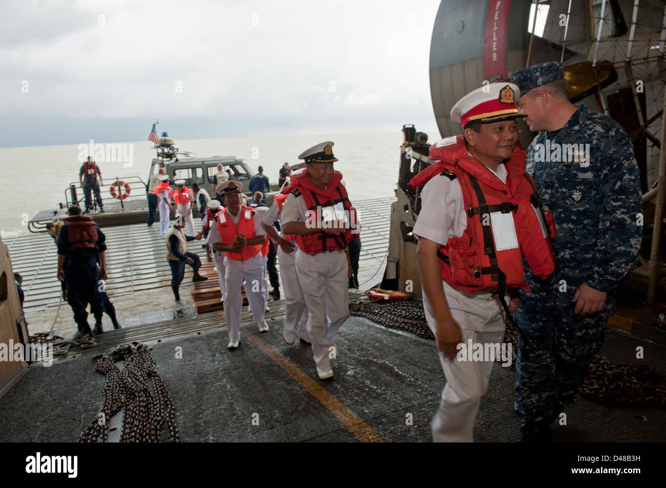 Myanmar-Offiziere kommen Sie an Bord der USS Bonhomme Richard. Stockfoto