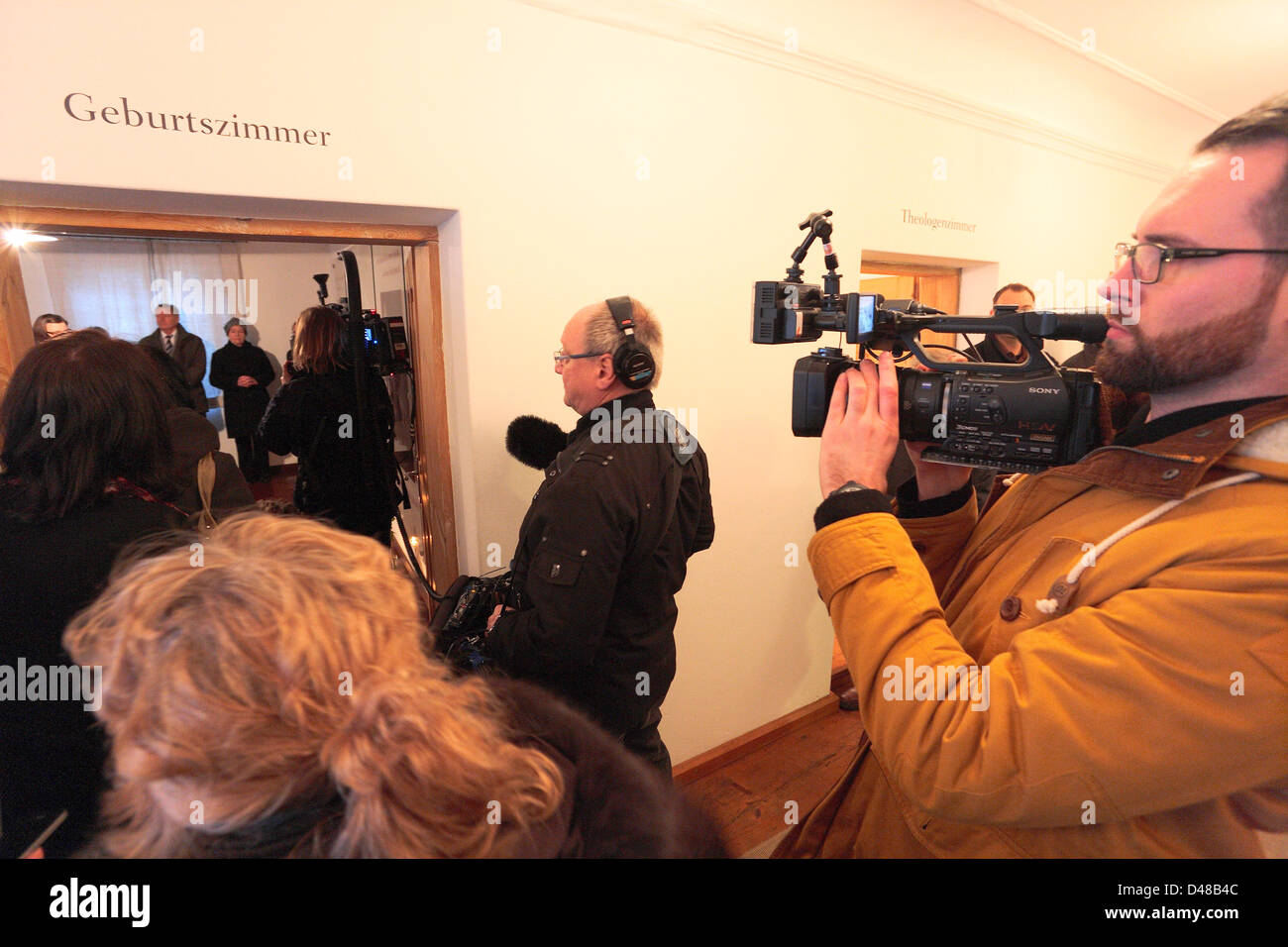 Medien-Bericht über ein stilles Gebet statt in der Kammer in die Jopeph Ratzinger, ehemalige Papst Benedict XVI geboren wurde. Das Haus in dem bayerischen Dorf Marktl dient als ein Museum zeigt die Biographie von Joseph Ratzinger, ehemalige Papst Benedict XVI. Stockfoto