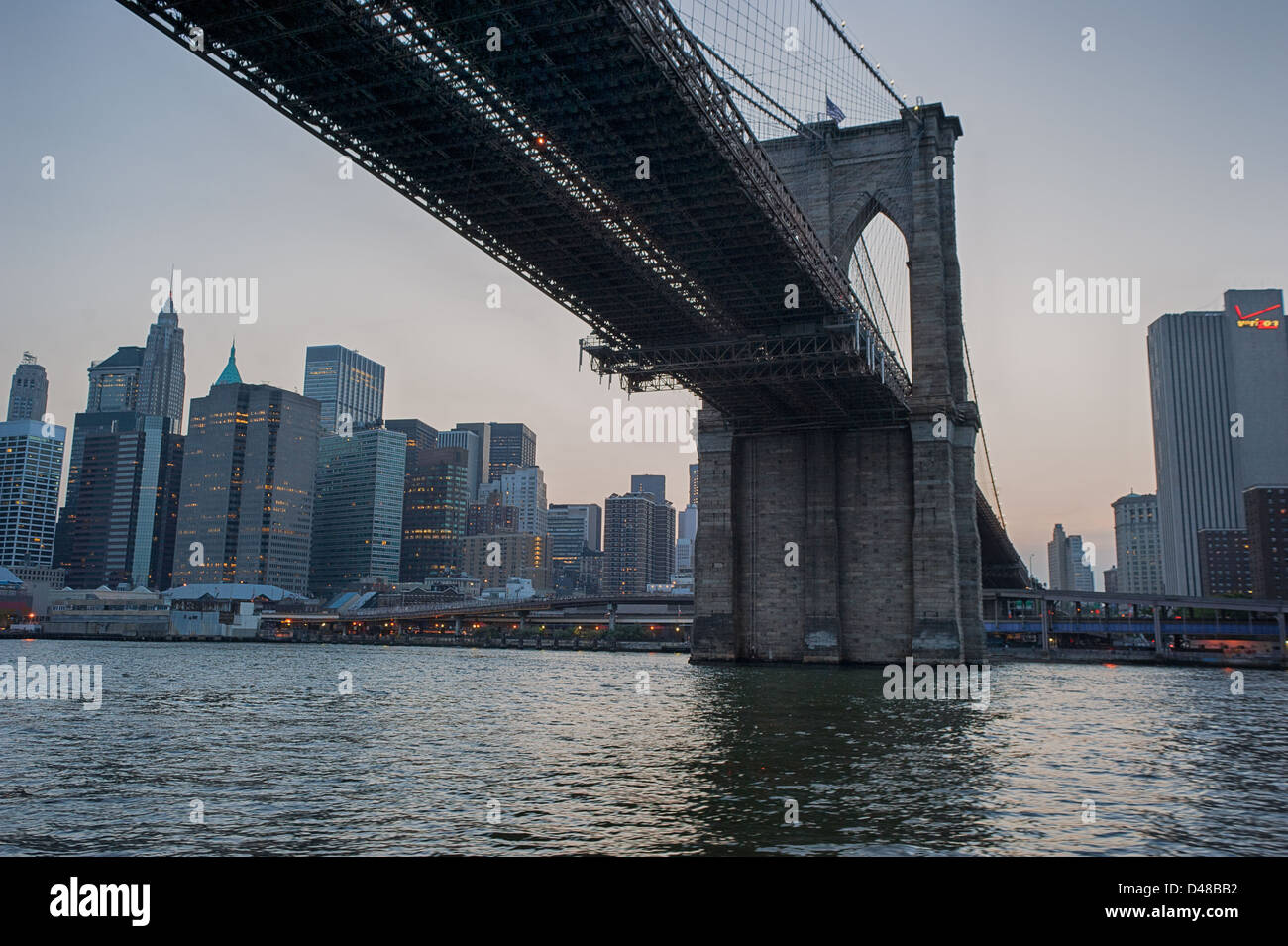 Die Brooklyn Bridge in der Nähe von Sonnenuntergang an einem heißen Sommerabend in New York City. Stockfoto