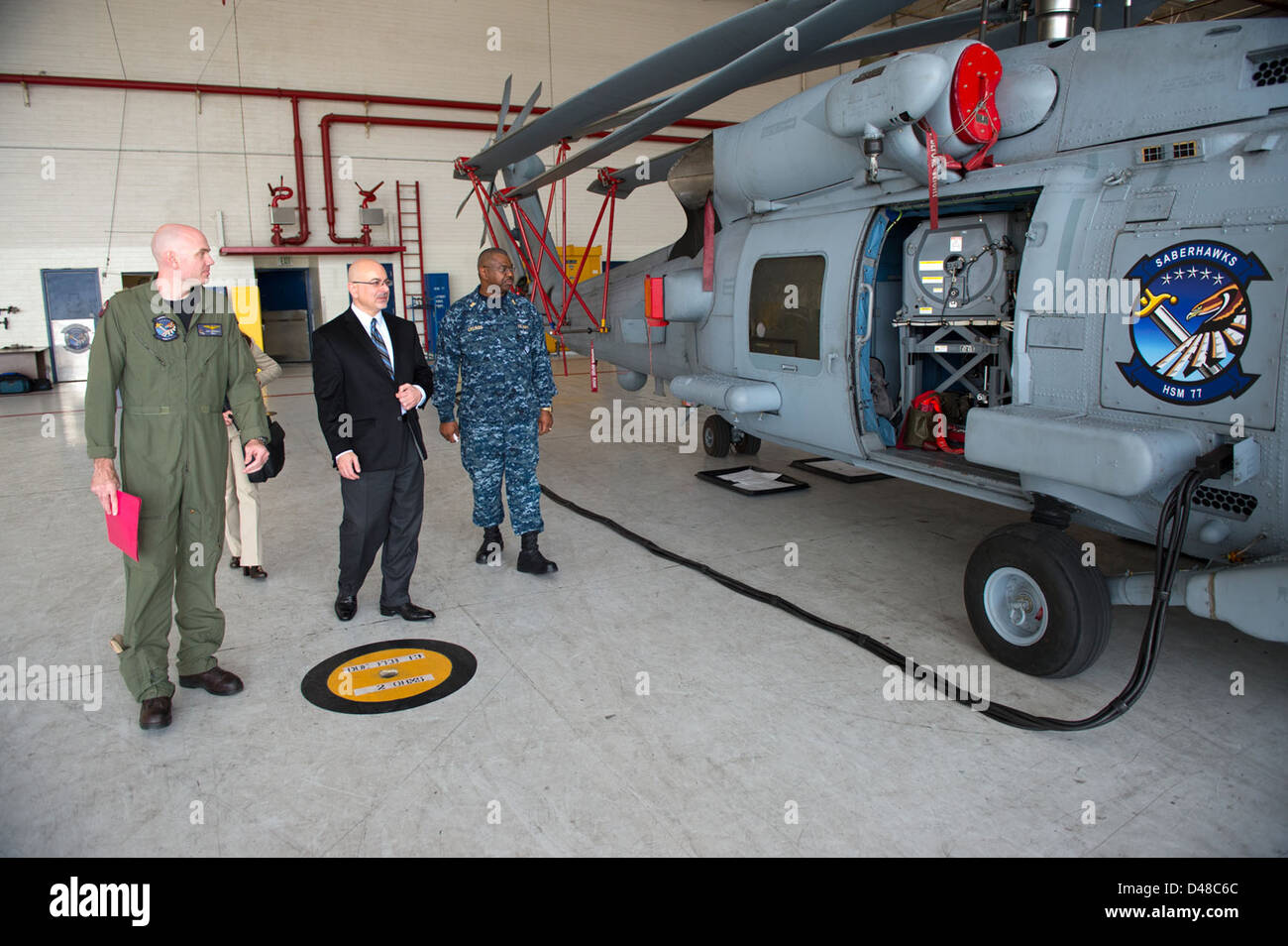 Der stellvertretende ASD Johns besucht die HSM-77 in San Diego, um die Operationen der Marine und die militärische Bereitschaft für Flottenoperationen und die Verteidigungsbereitschaft zu beobachten. Stockfoto