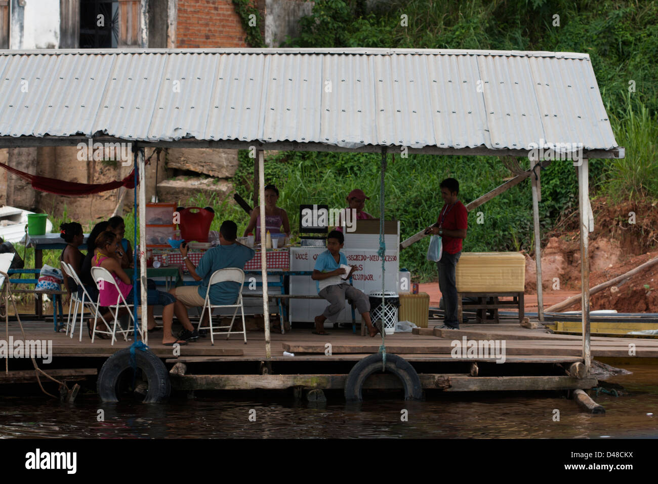 schwimmende Bar in der Stadt Manacapuru, Bundesstaat Amazonas, Brasilien Stockfoto