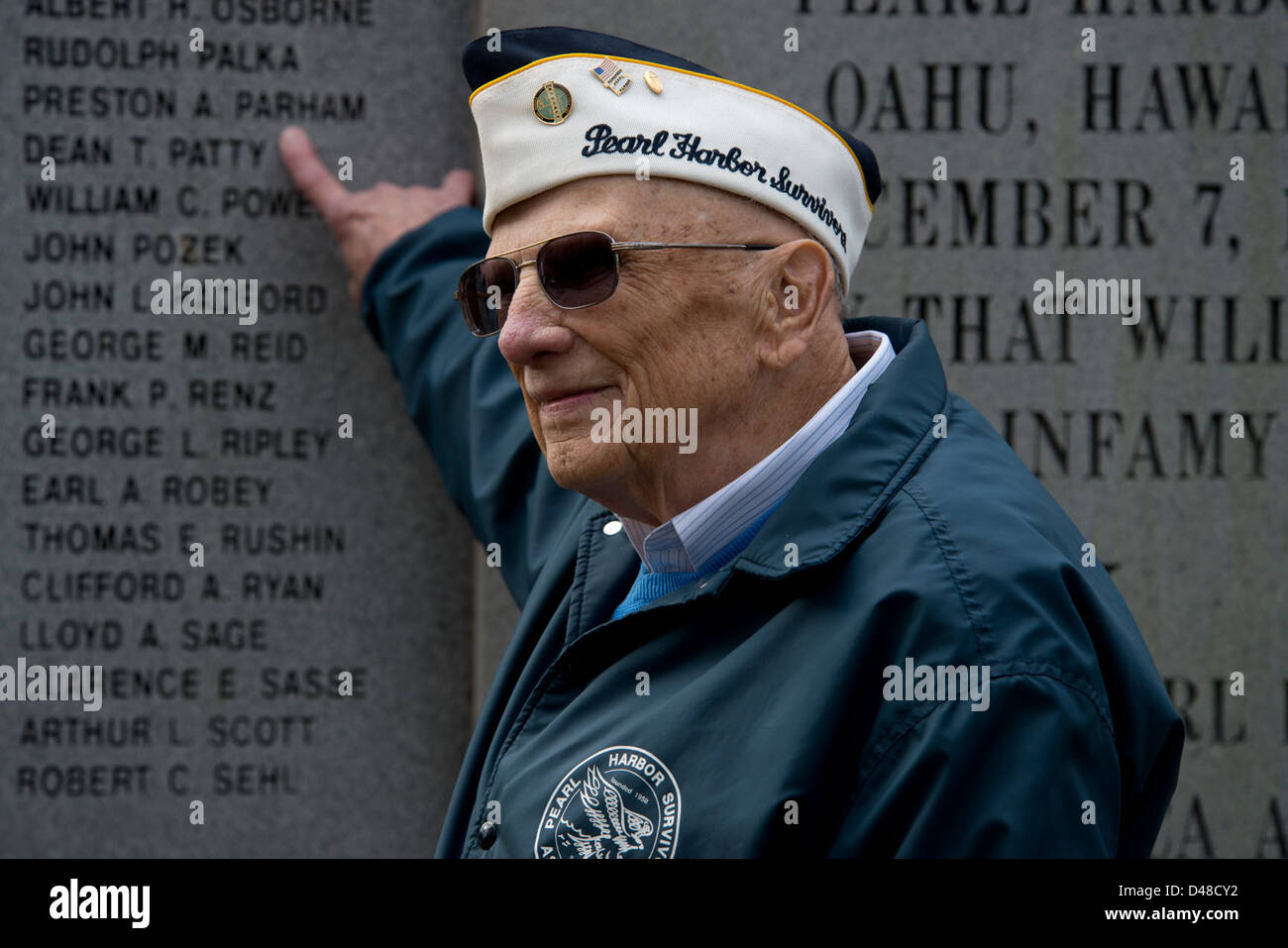 Ein Überlebender von Pearl Harbor weist auf seinen Namen während einer Gedenkzeremonie in Little Creek, Norfolk, Virginia Beach, am 7. Dezember hin und ehrt die Verlorenen des Angriffs auf Pearl Harbor. Stockfoto