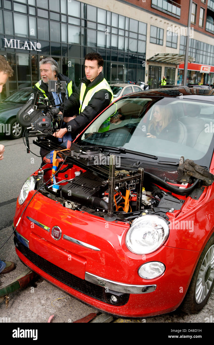 Film Crew in Betrieb Takelage einer Kamera zu einem Fiat 500 Auto