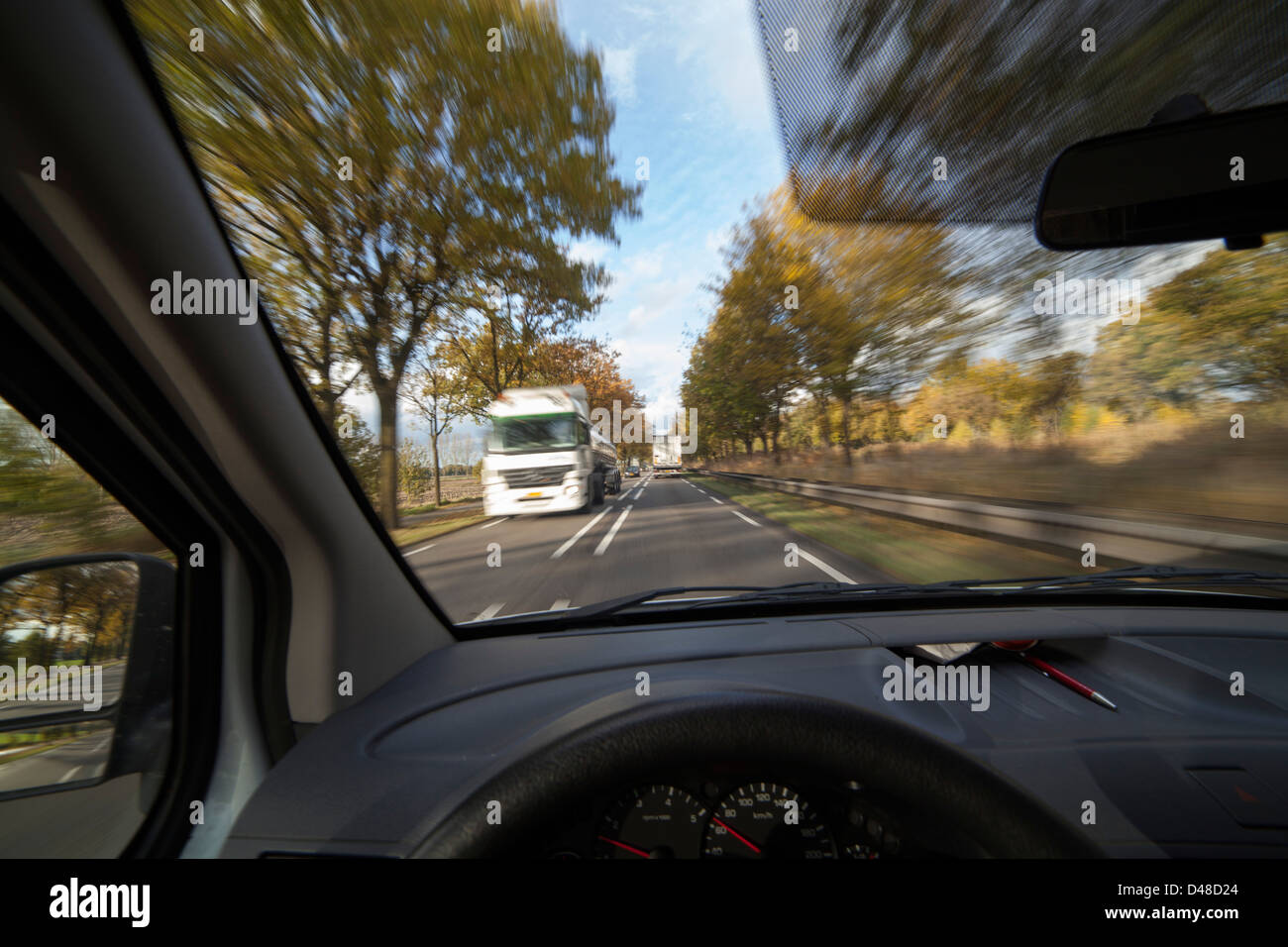 Kommende Verkehr aus Sicht eines Auto Diver mit ein zu schnelles Fahren Lkw bis kommenden Stockfoto