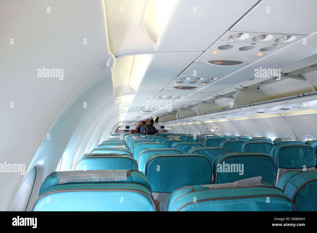 blaue Sitze im weißen Passagierflugzeug Stockfoto