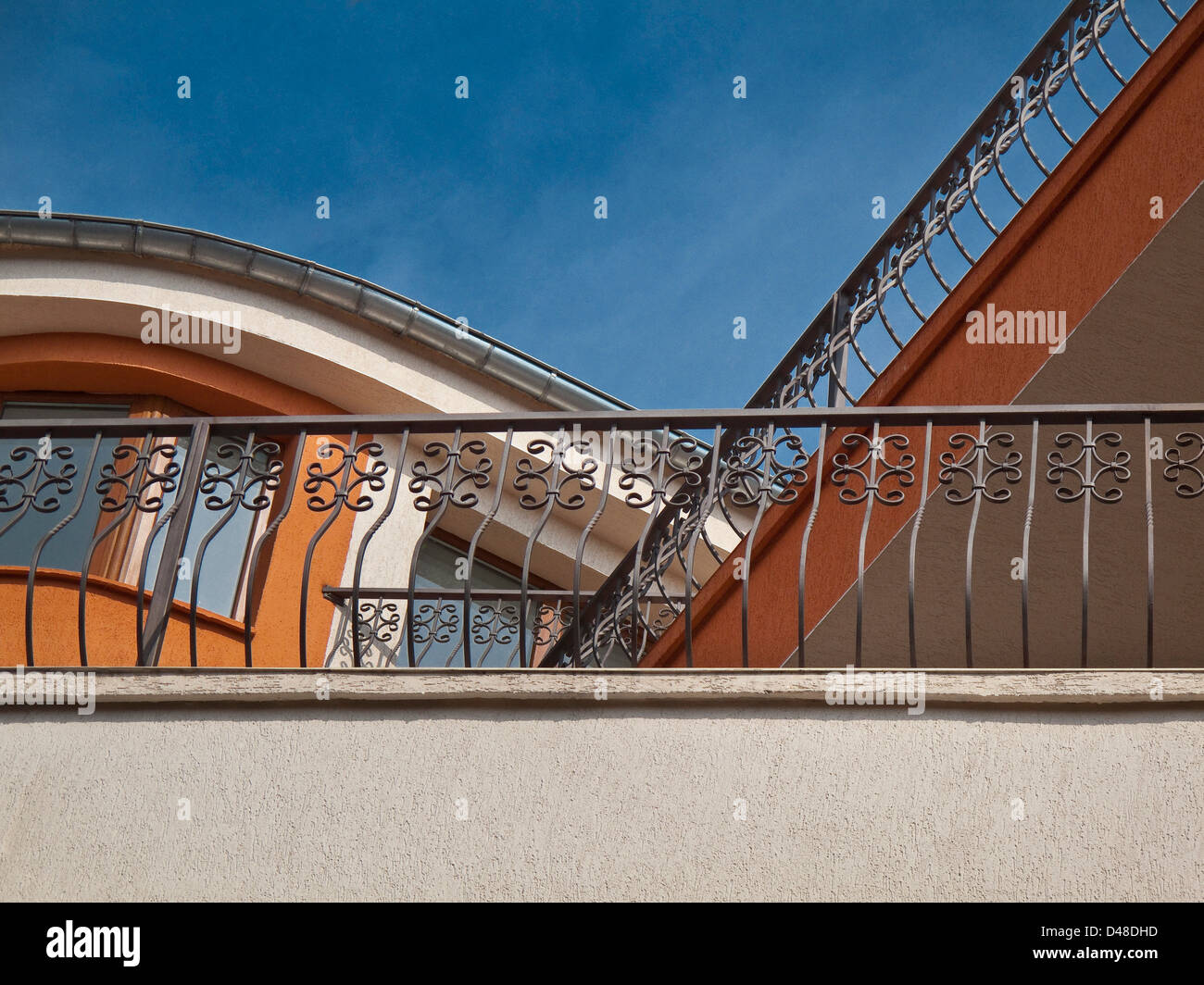 Balkone mit schmiedeeisernen Geländern Stockfoto