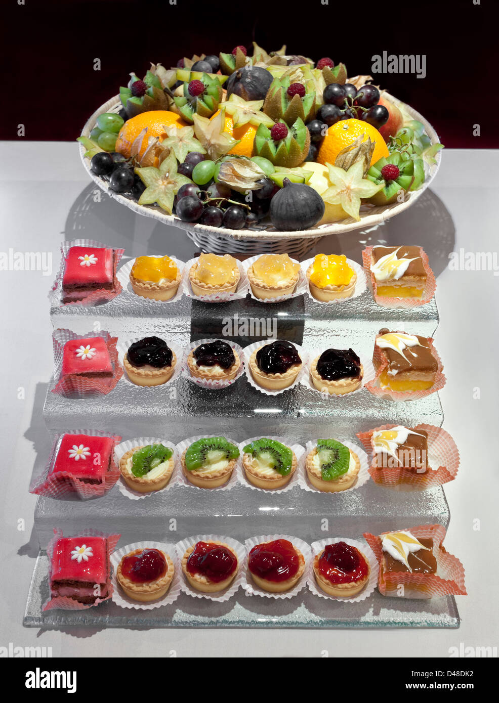 Catering-Platten mit kleinen Kuchen Stockfoto