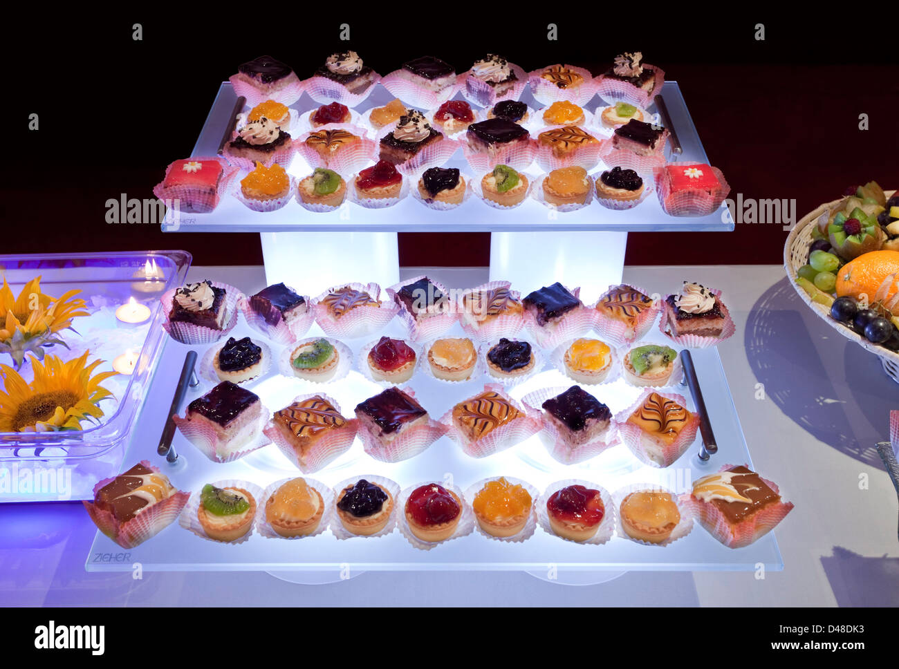 Catering-Platten mit kleinen Kuchen Stockfoto