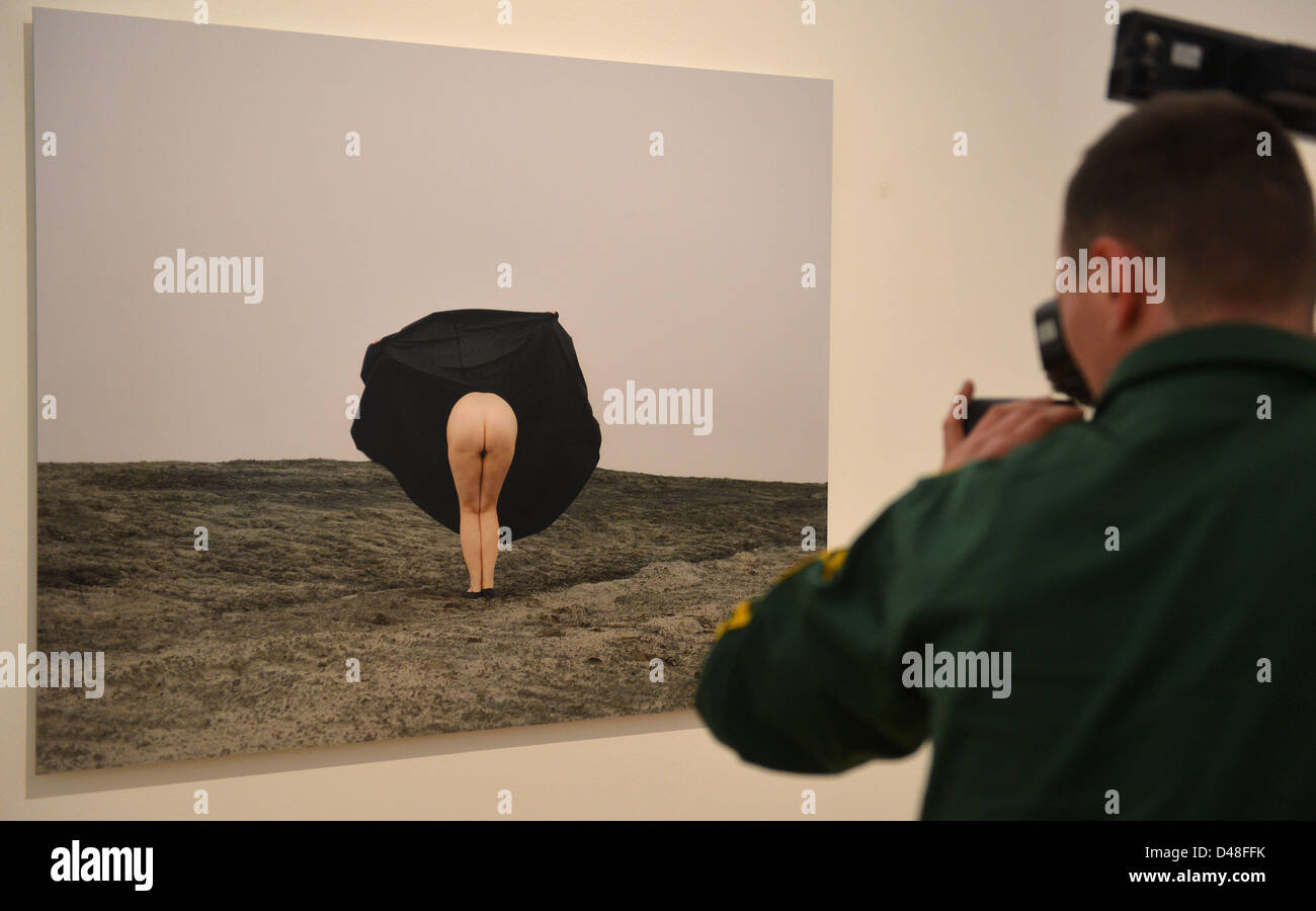 Ein Kameramann filmt das Gemälde "Die Kunstwelt Mooning" von Twin Gabriel in der Ausstellung "gnadenlos. Künstlerinnen und die lustigen "im Paula Modersohn-Becker-Museum in Bremen, Deutschland, 8. März 2013. Die Ausstellung umfasst rund 90 Werke von renommierten KünstlerInnen der letzten 100 Jahre. Foto: CARMEN JASPERSEN Stockfoto