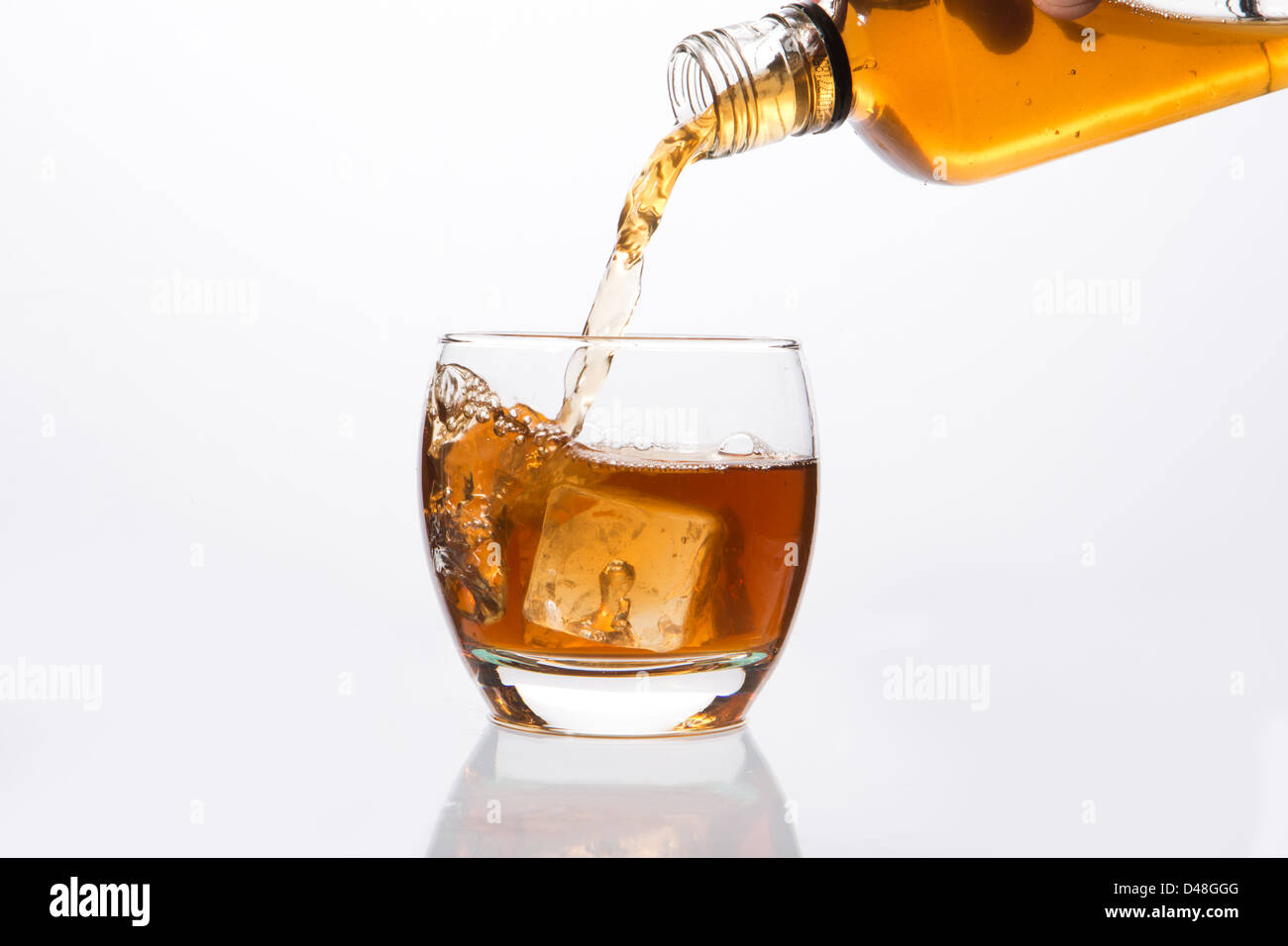 Whisky in Glas gießen Stockfoto