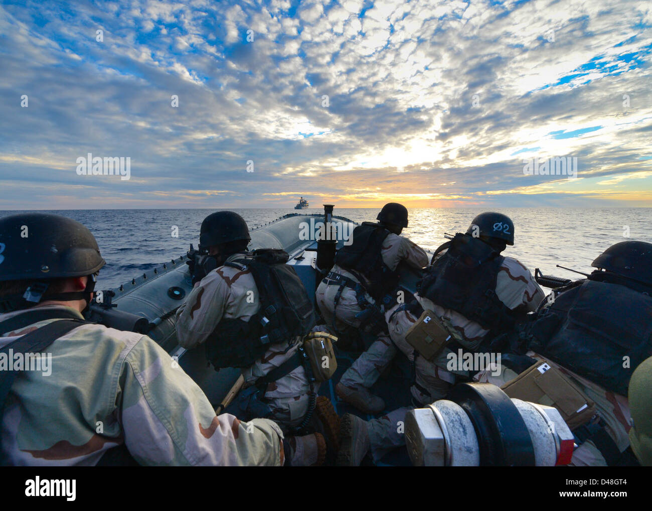 Segler fahren eine RHIB für eine VBSS Übung. Stockfoto