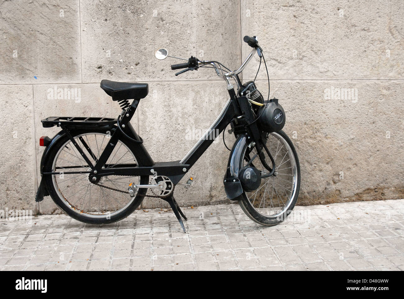 Schwarz motor bike schwarz motor vintage fahrrad old fashion style -Fotos  und -Bildmaterial in hoher Auflösung – Alamy