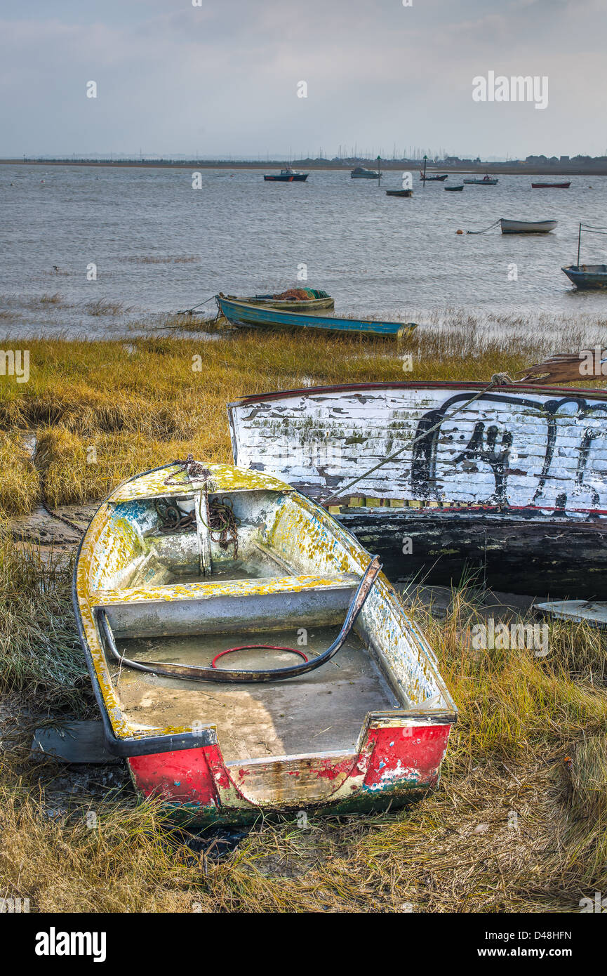 Verfallene kleine Boote auf der Uferlinie der Fluss Themse-Mündung, in der Nähe von Leigh, Essex, England. Stockfoto