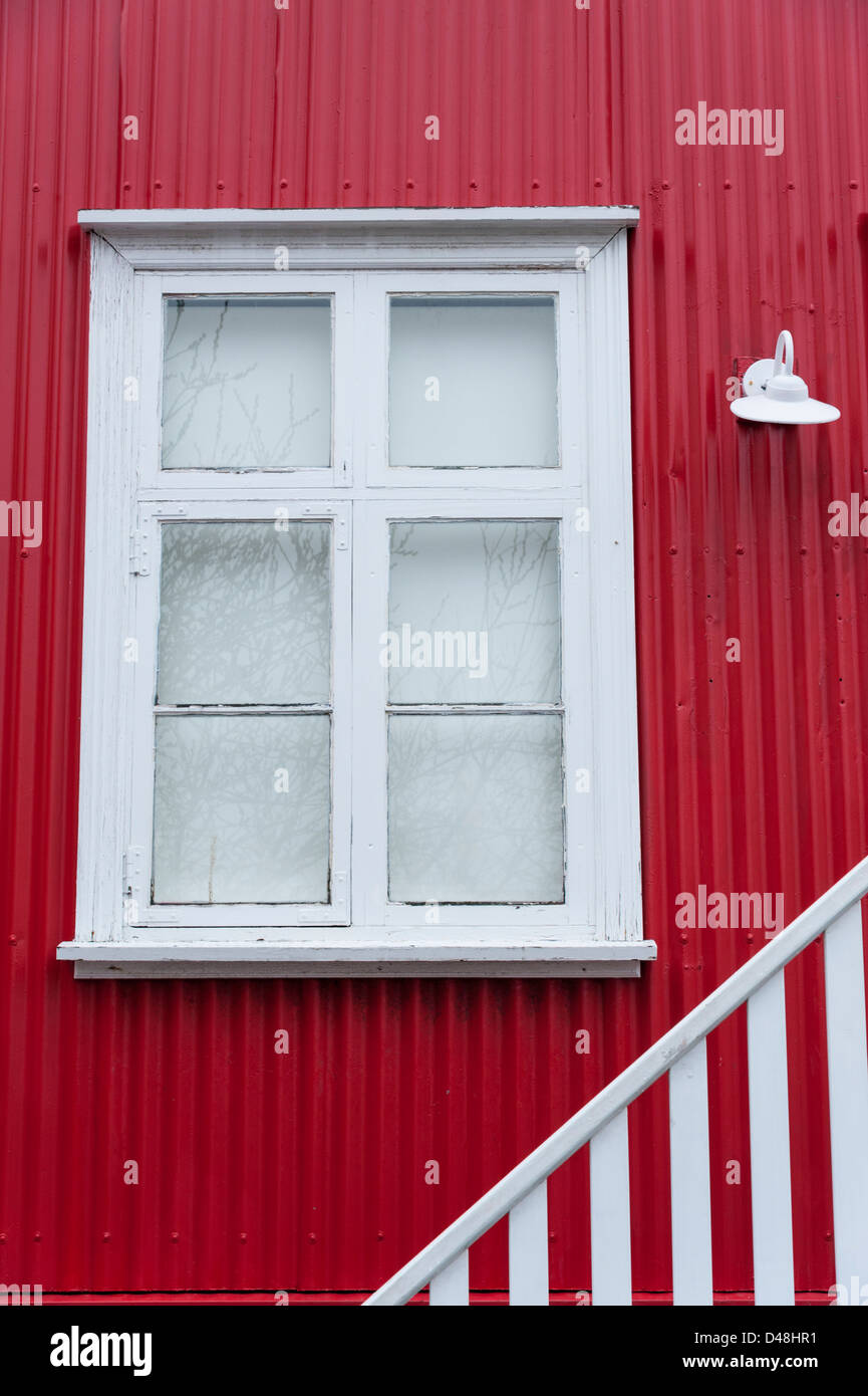 Bunt bemalten Wellblech verkleidete Gebäude in Reykjavik Island Stockfoto