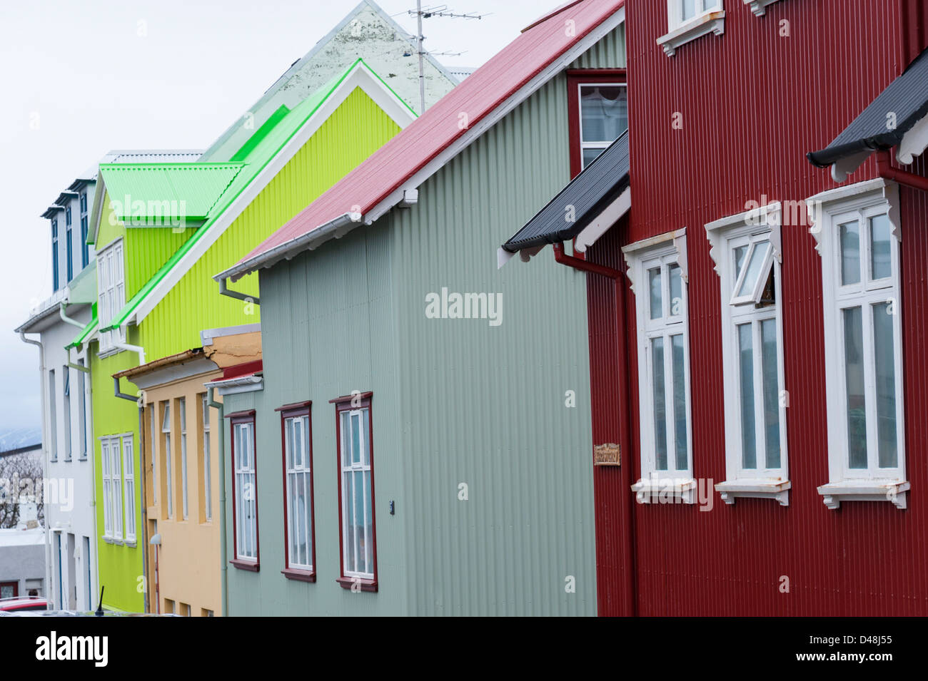 Bunt bemalten Wellblech verkleidete Gebäude und Häuser in Reykjavik Island Stockfoto