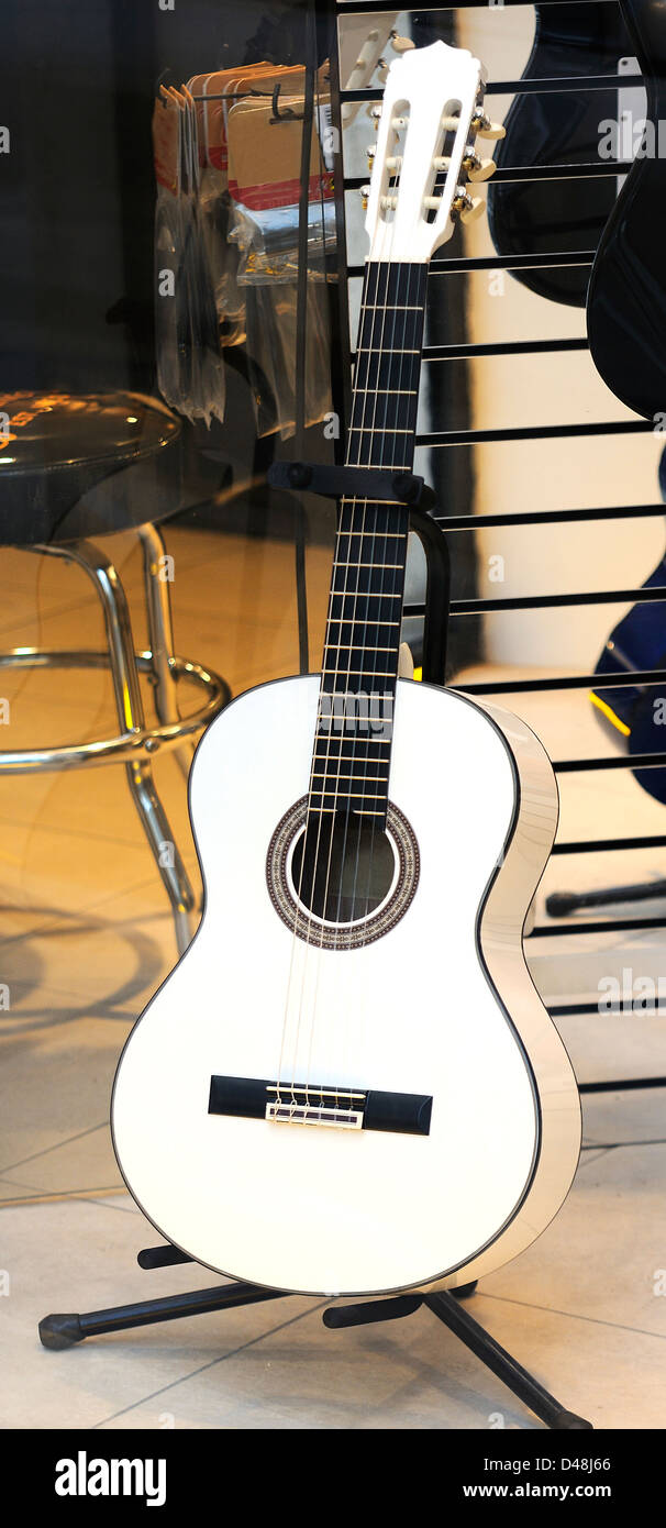 Sechs Saiten Akustikgitarre in einem Musik-shop Stockfoto