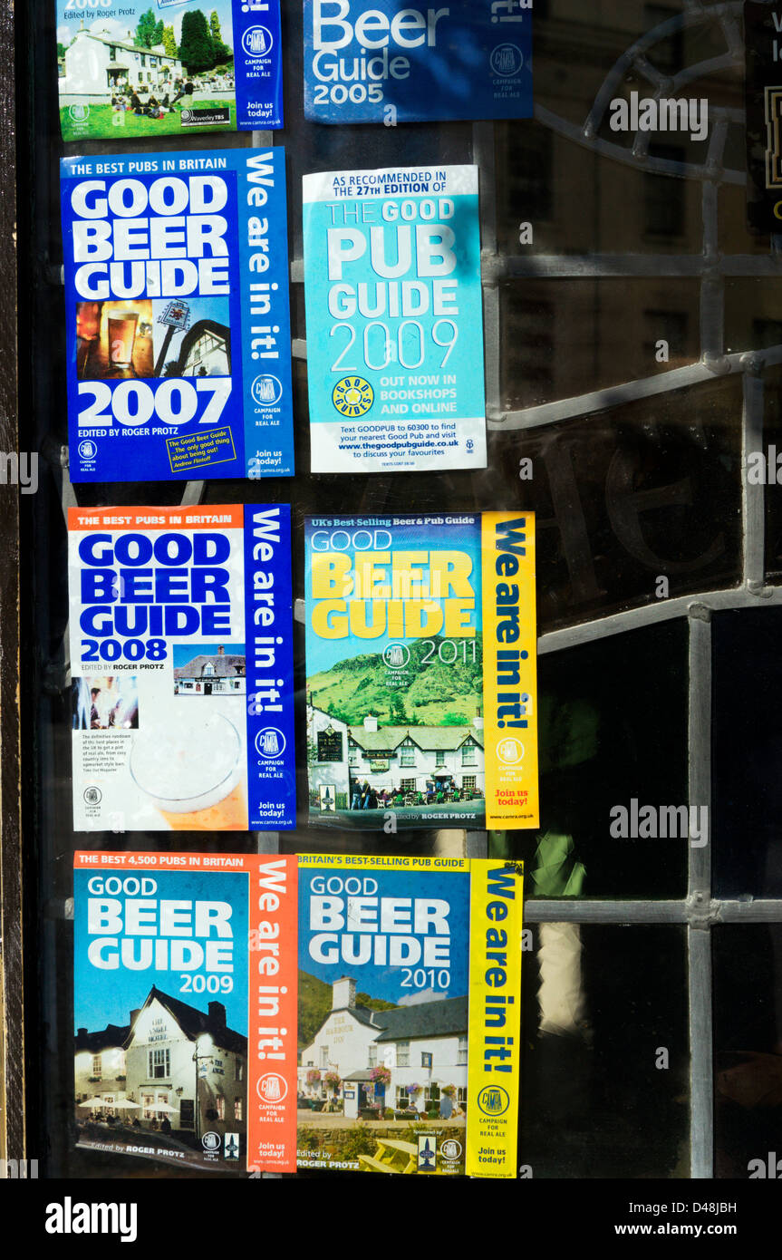 Zeichen in einem Pub Fenster verkünden seine Aufnahme in den aufeinanderfolgenden Ausgaben der Good Beer Guide. Stockfoto