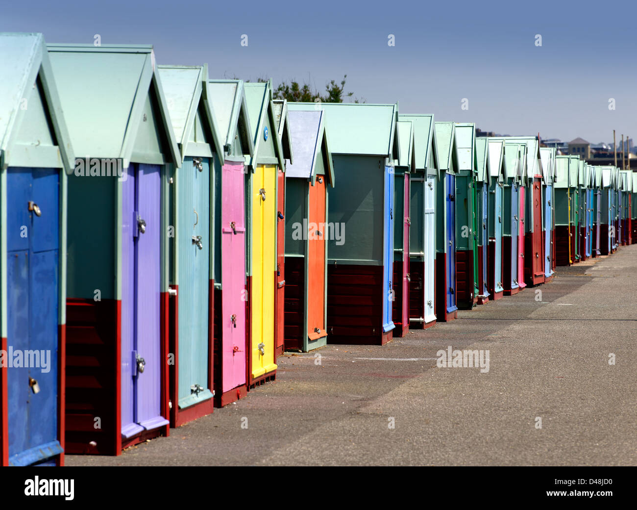 Strandhütten auf Hove Promenade, East Sussex, England Stockfoto