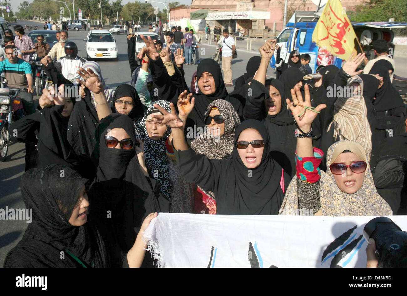 Schiitische Muslime protestieren gegen Abbas Stadt Tragödie während einer Demonstration, arrangiert von Shia Qaumi Mahaz M.A Jinnah Road in Karachi auf Freitag, 8. März 2013 statt. Stockfoto