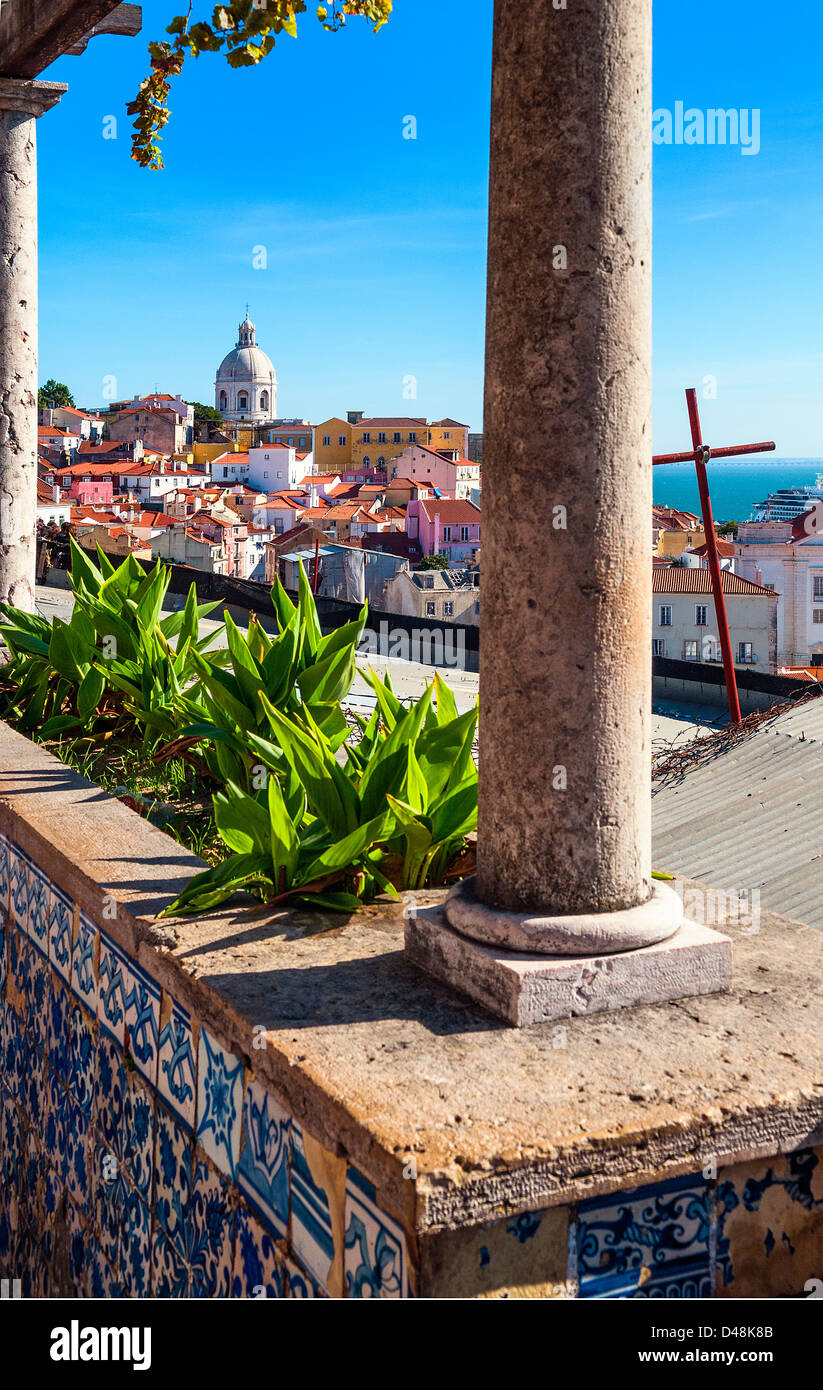 Panorama von einem alten traditionellen Nachbarschaft in Lissabon Stockfoto
